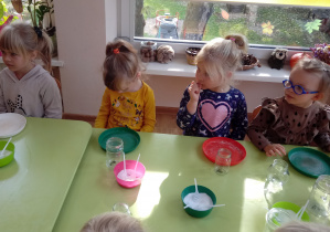 Dziewczynki siedzą przy stoliku